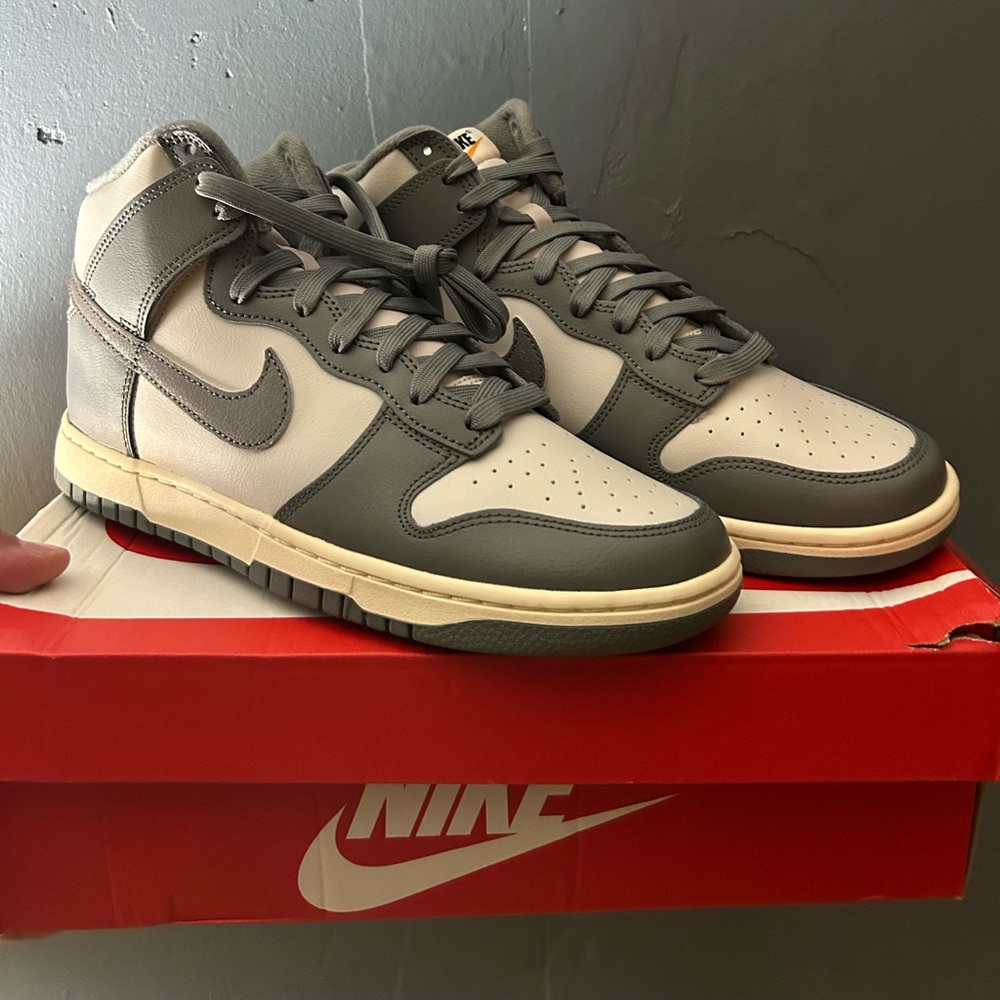 Dunk High “Bone Gray”